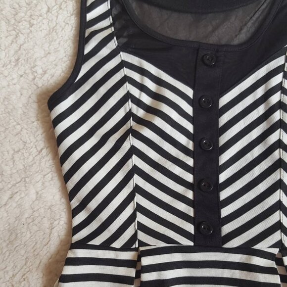 Pretty black and white peplum top. - Picture 5 of 6